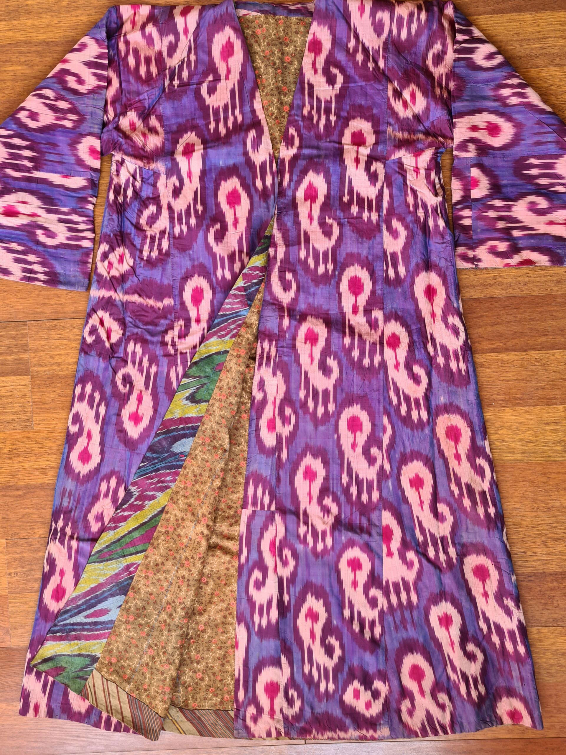 Antique Silk Ikat Chapan / Coat (c. 1880–1920) – Handcrafted Central Asian Textile - Image 2