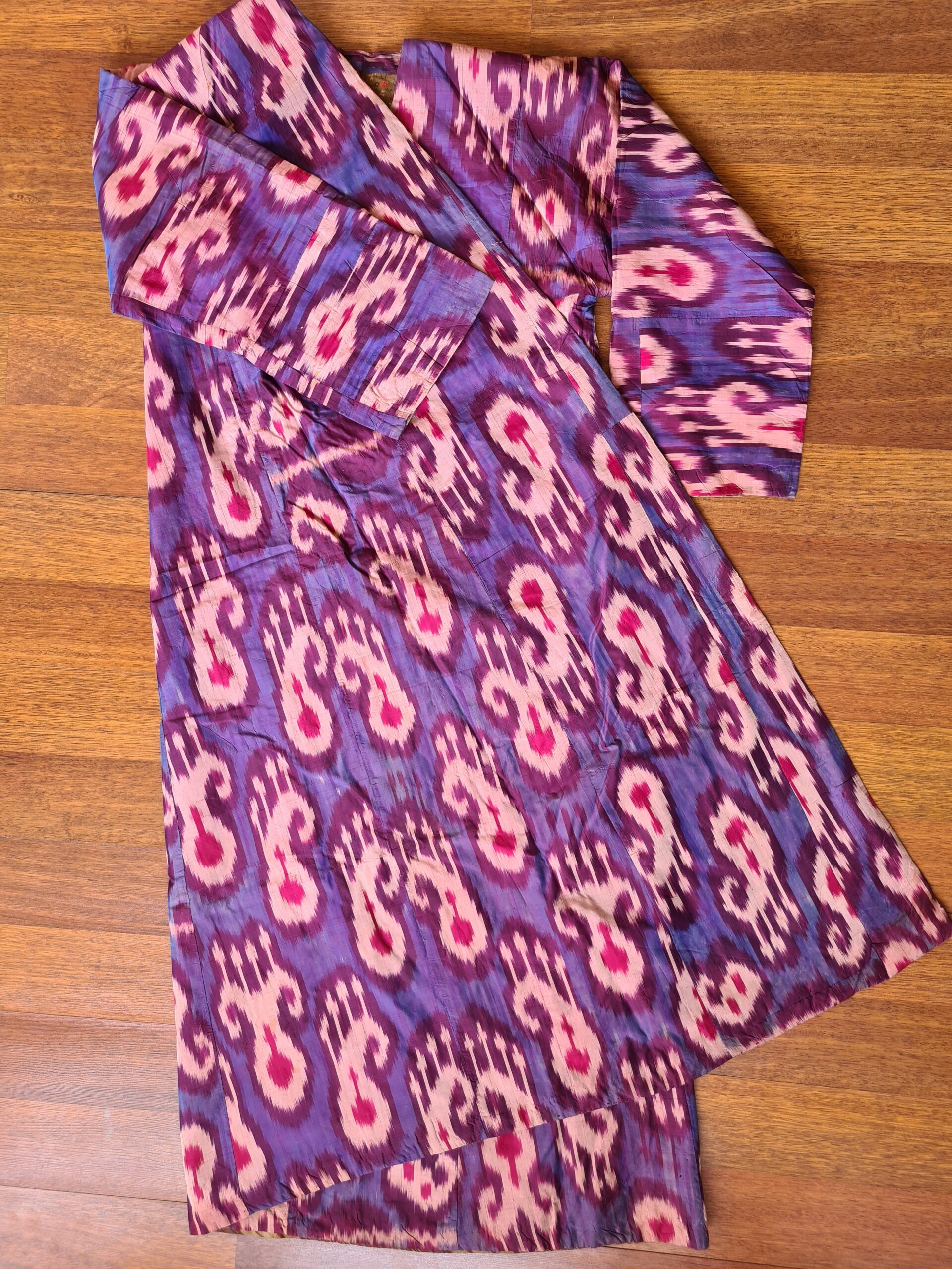 Antique Silk Ikat Chapan / Coat (c. 1880–1920) – Handcrafted Central Asian Textile - Image 4